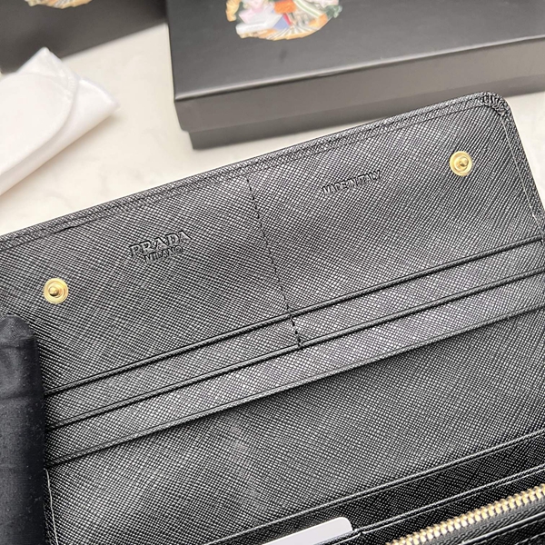 プラダ財布コピー角部分ディテール